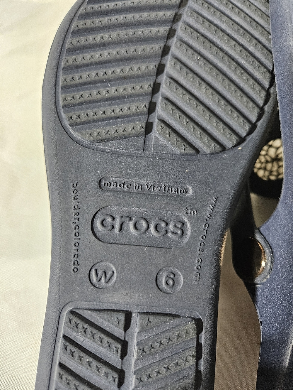 Crocs Womens Sanrah Circle Gold Medallion Thong Flip Flop Sandals. Navy Size 6 - Picture 6 of 6